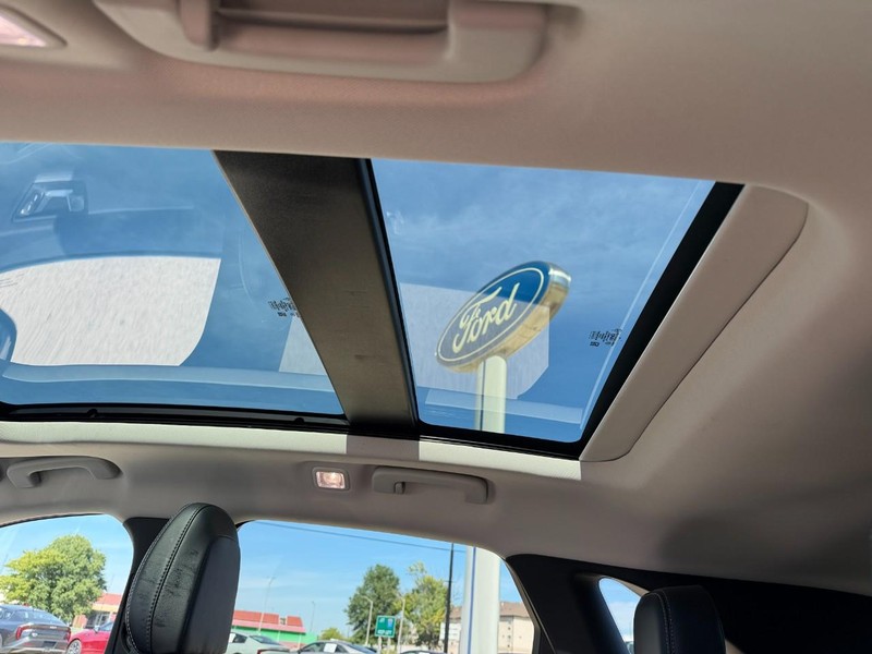 Ford Escape Vehicle Full-screen Gallery Image 17
