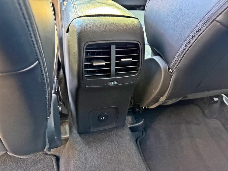 Ford Escape Vehicle Full-screen Gallery Image 18