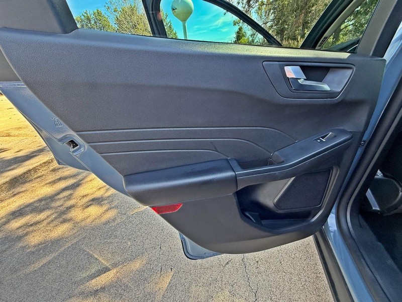 Ford Escape Vehicle Full-screen Gallery Image 20