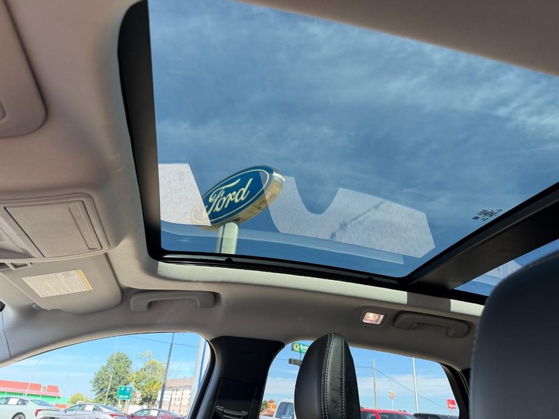 Ford Escape Vehicle Full-screen Gallery Image 22