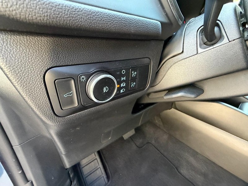 Ford Escape Vehicle Full-screen Gallery Image 23