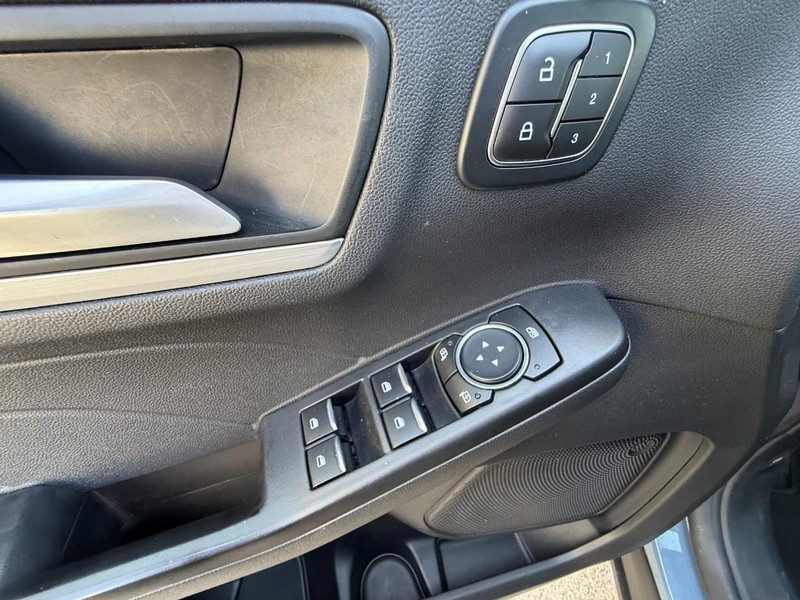 Ford Escape Vehicle Full-screen Gallery Image 25