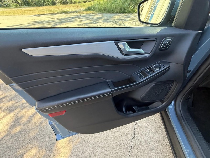 Ford Escape Vehicle Full-screen Gallery Image 26