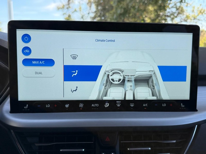 Ford Escape Vehicle Full-screen Gallery Image 38