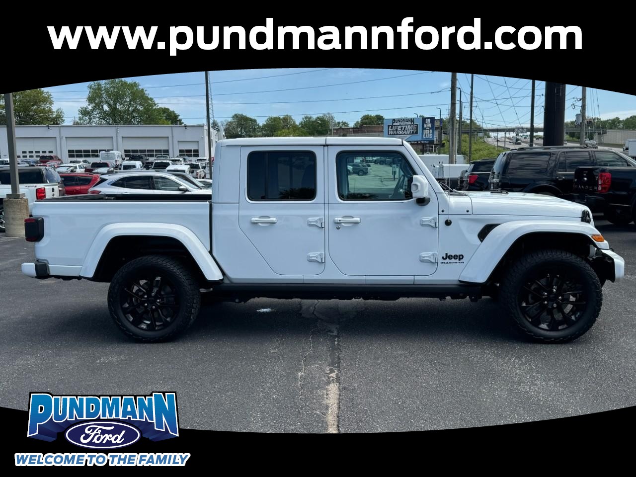 The 2023 Jeep Gladiator 4WD High Altitude photos