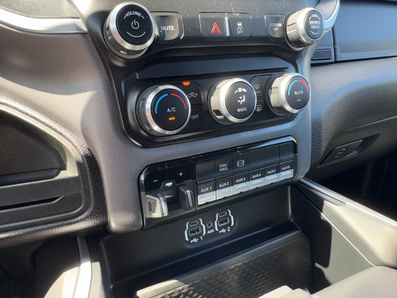 Ram 5500 Chassis Cab Vehicle Full-screen Gallery Image 17