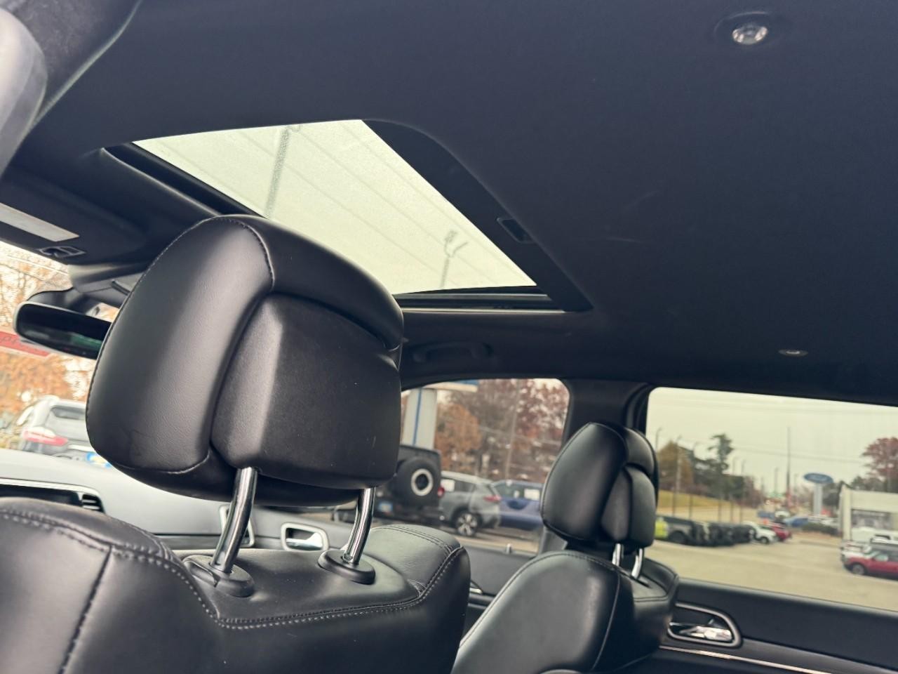 Jeep Grand Cherokee Vehicle Full-screen Gallery Image 11