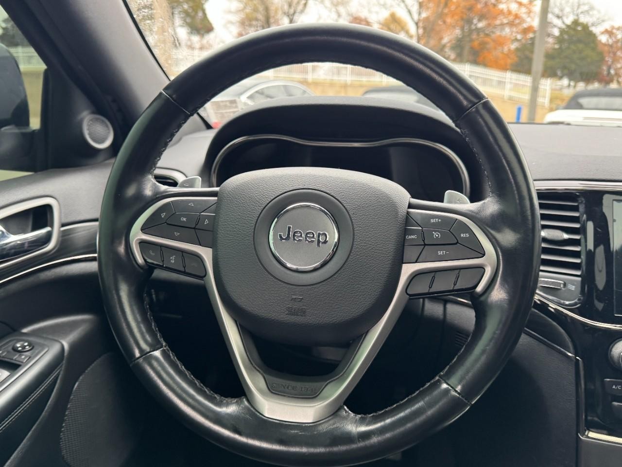 Jeep Grand Cherokee Vehicle Full-screen Gallery Image 13