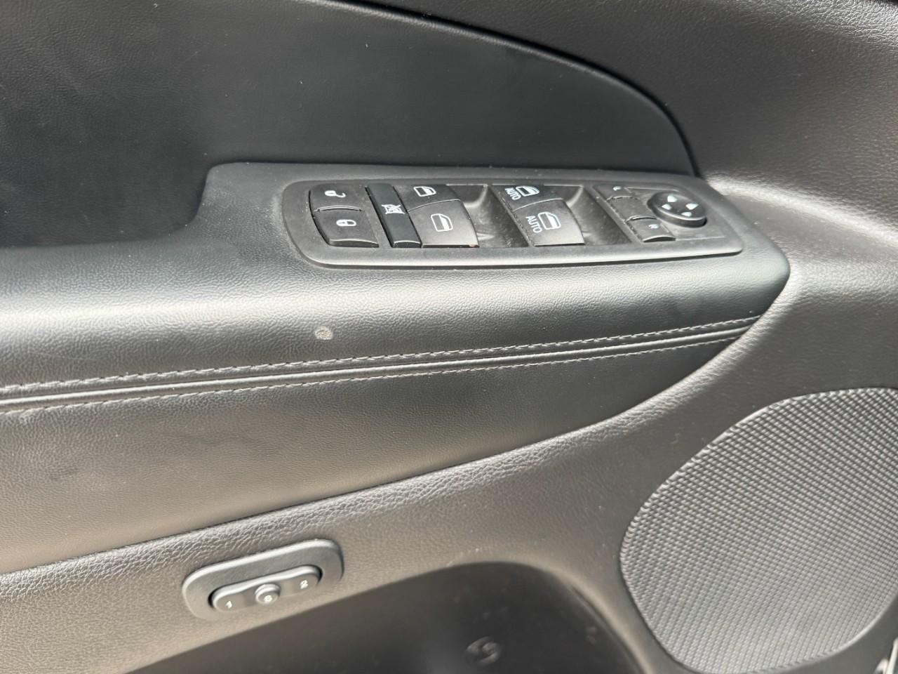 Jeep Grand Cherokee Vehicle Full-screen Gallery Image 16