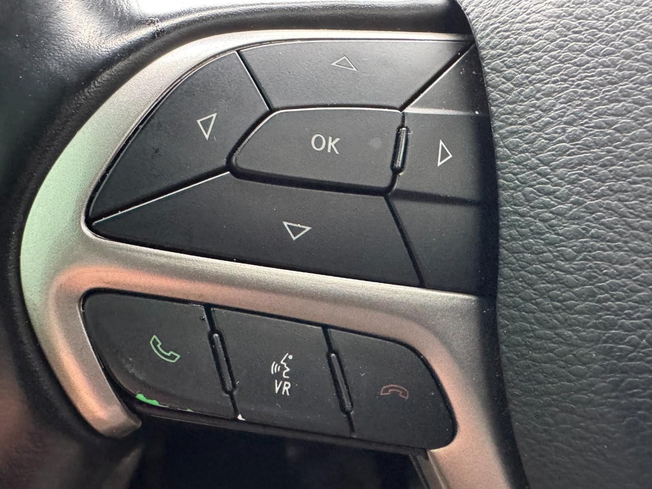 Jeep Grand Cherokee Vehicle Full-screen Gallery Image 17