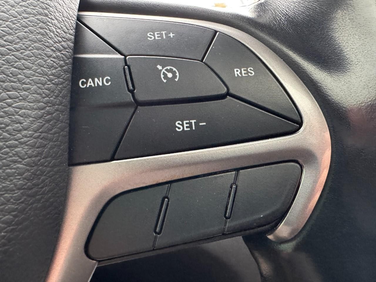 Jeep Grand Cherokee Vehicle Full-screen Gallery Image 18