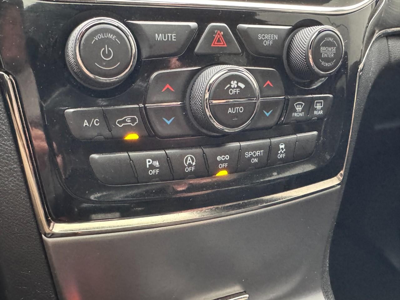 Jeep Grand Cherokee Vehicle Full-screen Gallery Image 19