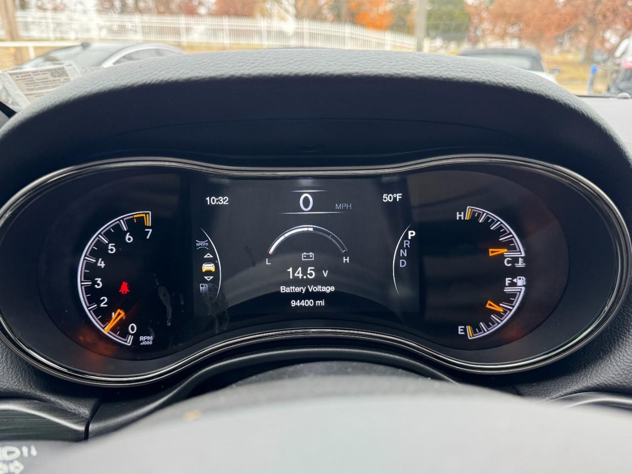 Jeep Grand Cherokee Vehicle Full-screen Gallery Image 24