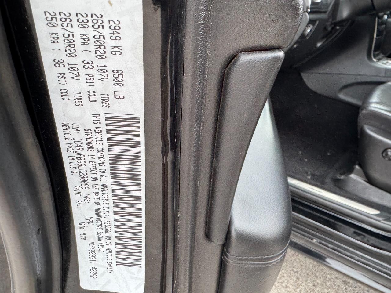 Jeep Grand Cherokee Vehicle Full-screen Gallery Image 25