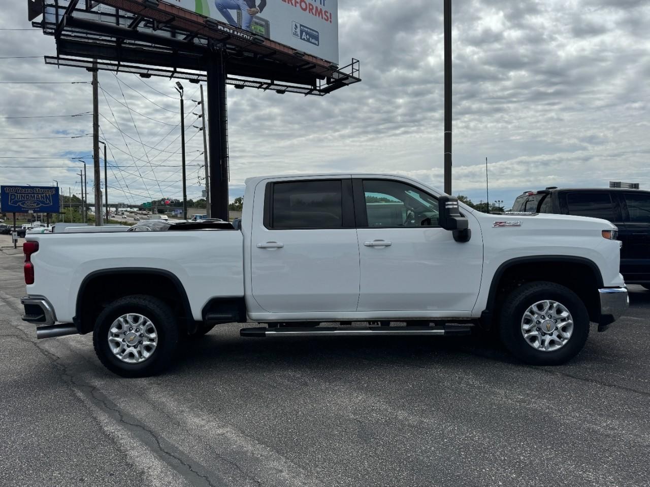 Chevrolet Silverado 2500HD Vehicle Full-screen Gallery Image 02