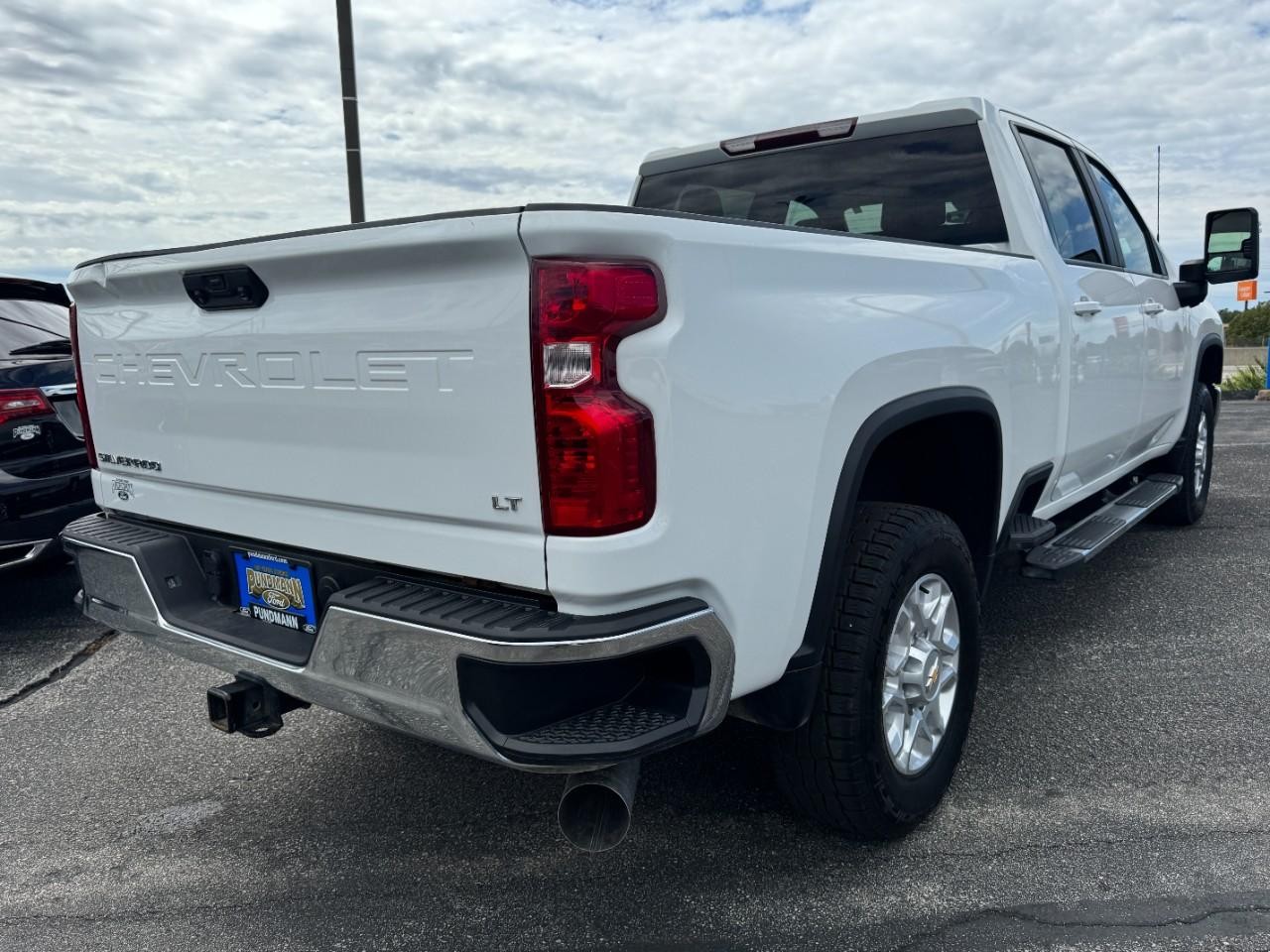 Chevrolet Silverado 2500HD Vehicle Full-screen Gallery Image 03