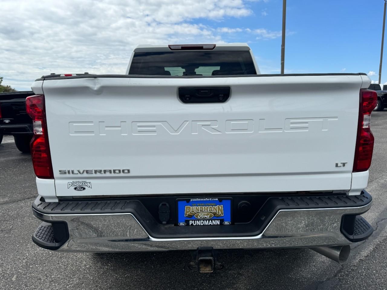 Chevrolet Silverado 2500HD Vehicle Full-screen Gallery Image 04