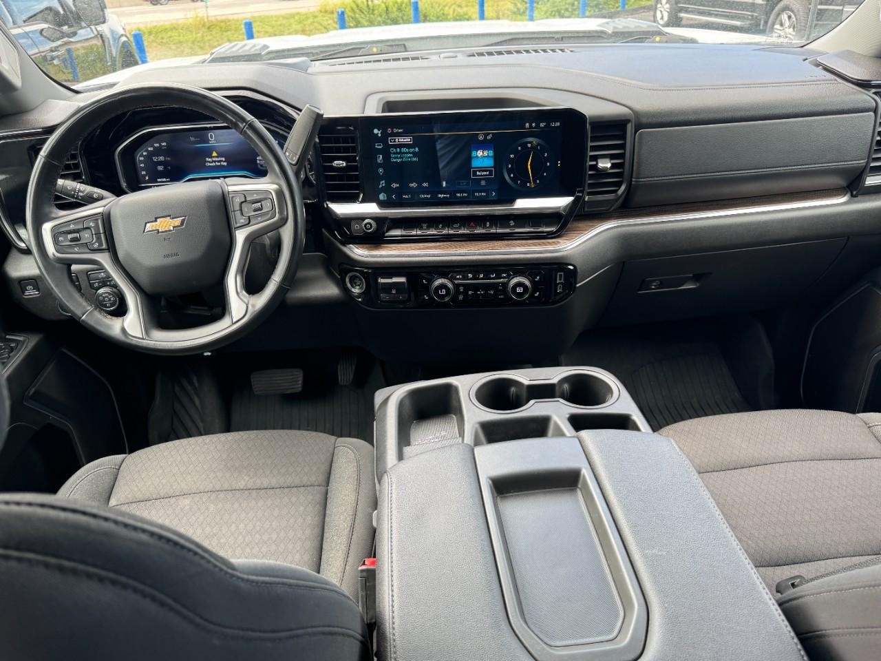 Chevrolet Silverado 2500HD Vehicle Full-screen Gallery Image 11