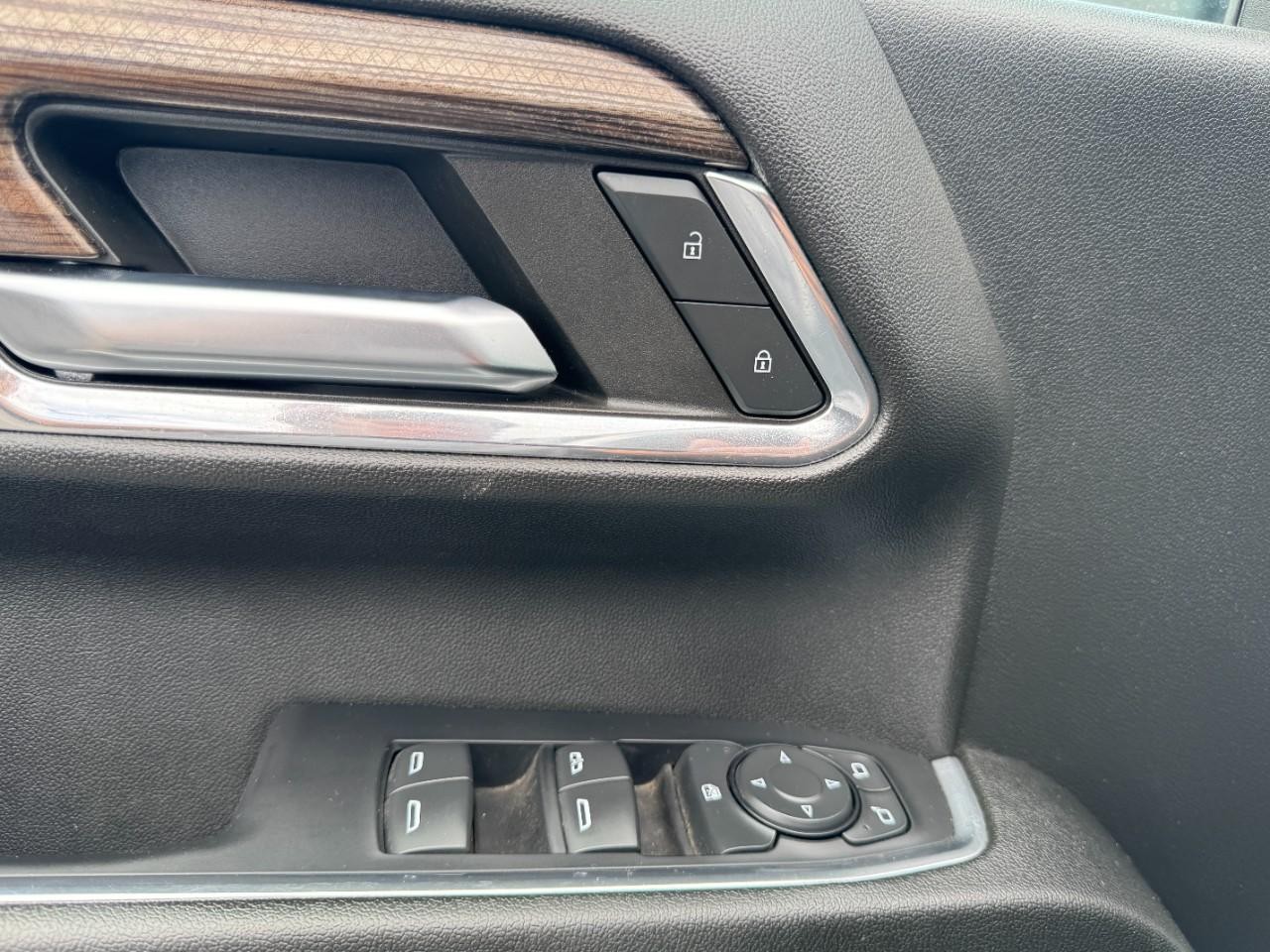 Chevrolet Silverado 2500HD Vehicle Full-screen Gallery Image 15