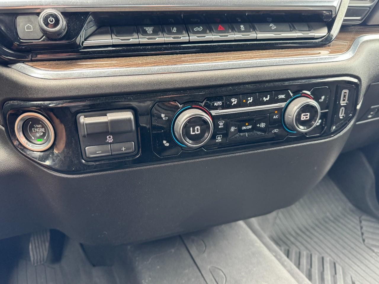 Chevrolet Silverado 2500HD Vehicle Full-screen Gallery Image 19