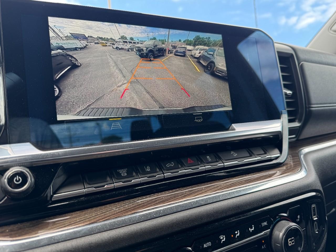 Chevrolet Silverado 2500HD Vehicle Full-screen Gallery Image 22