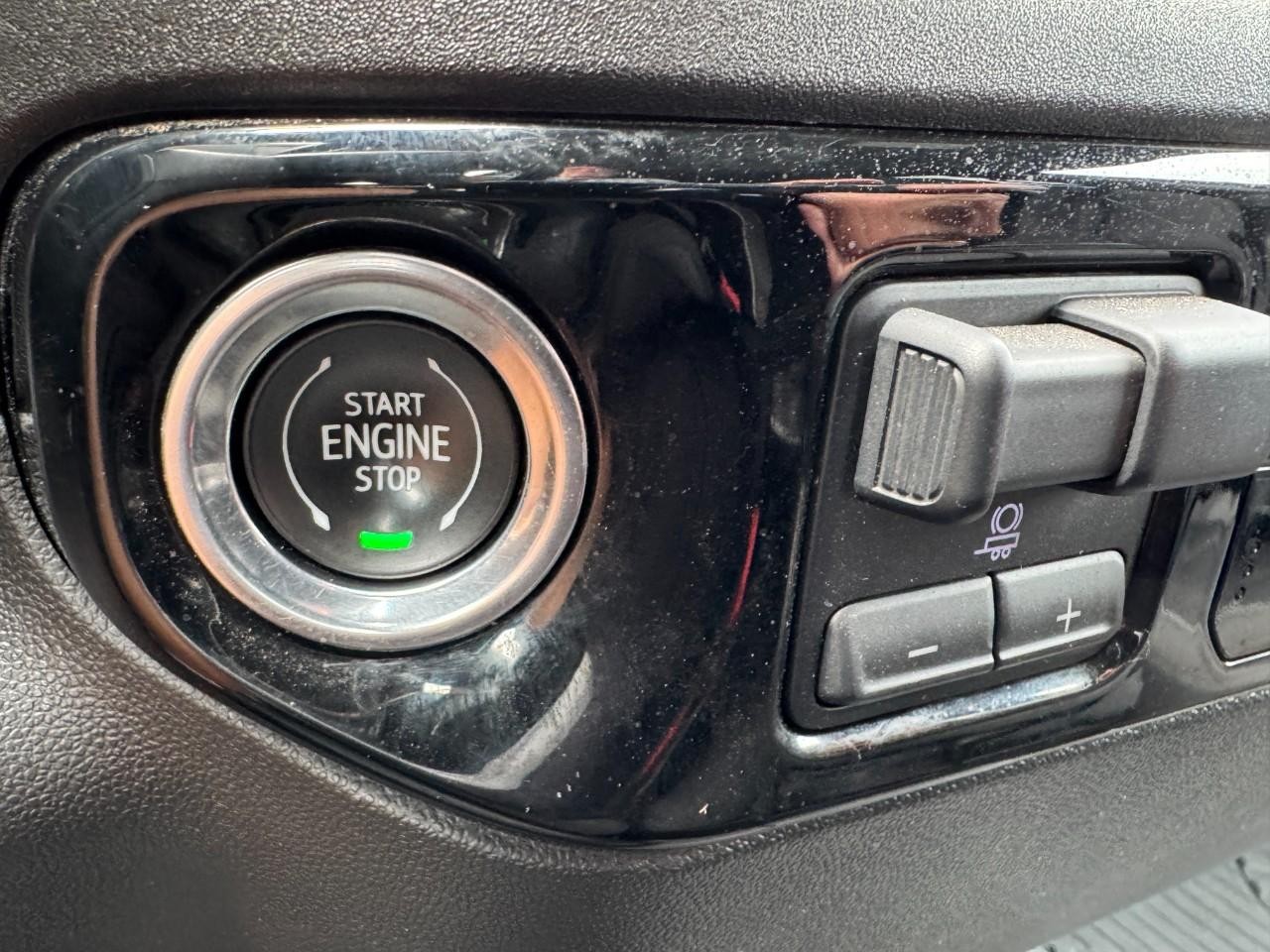 Chevrolet Silverado 2500HD Vehicle Full-screen Gallery Image 23