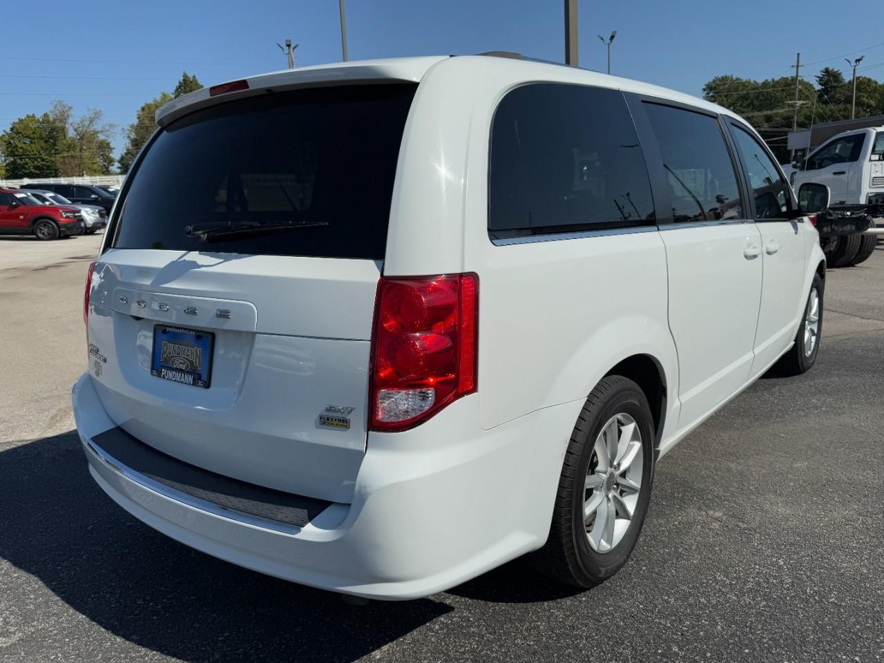 Dodge Grand Caravan Vehicle Full-screen Gallery Image 03