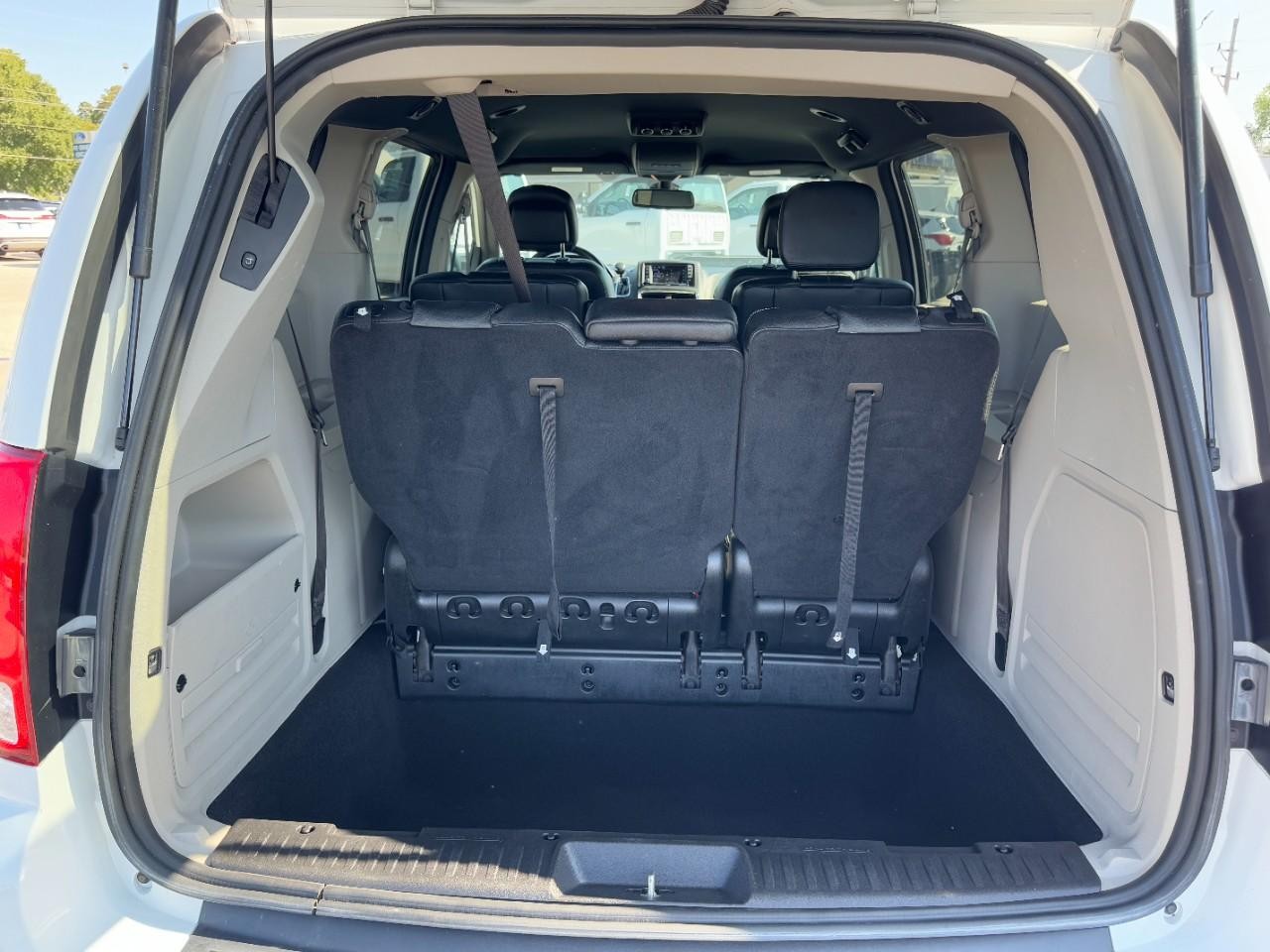 Dodge Grand Caravan Vehicle Full-screen Gallery Image 06