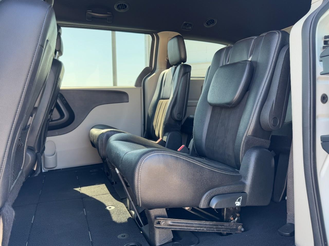 Dodge Grand Caravan Vehicle Full-screen Gallery Image 11