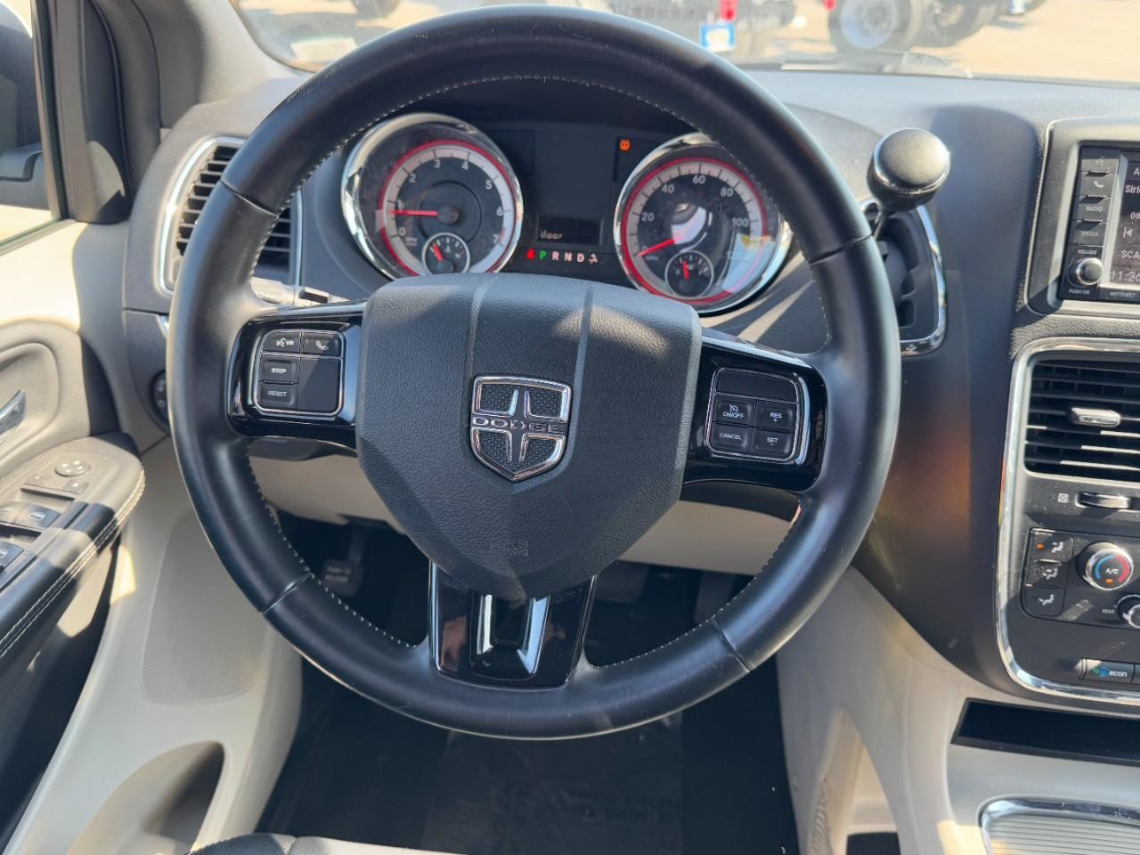 Dodge Grand Caravan Vehicle Full-screen Gallery Image 13