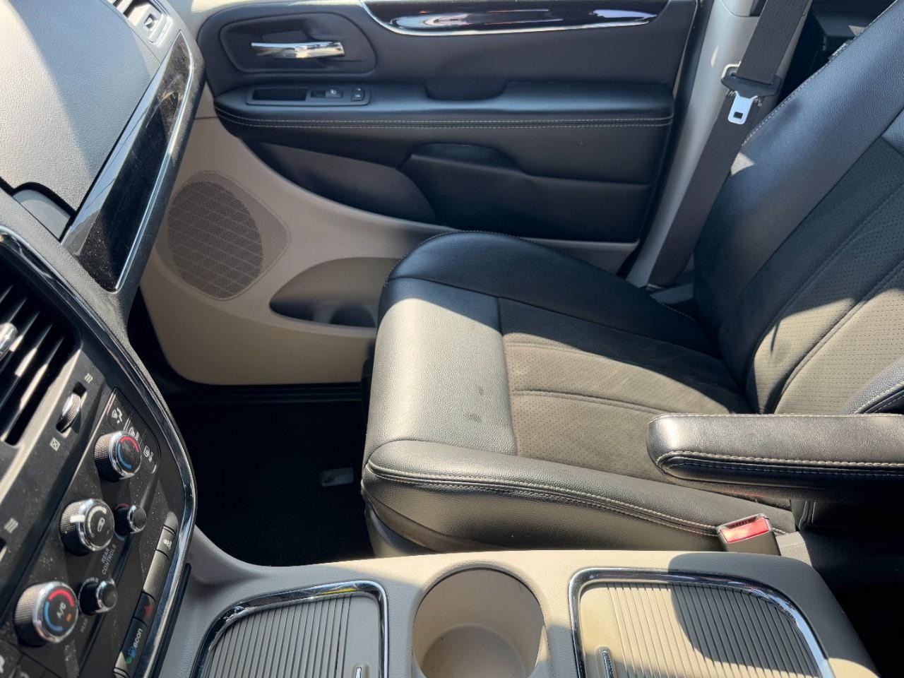 Dodge Grand Caravan Vehicle Full-screen Gallery Image 14