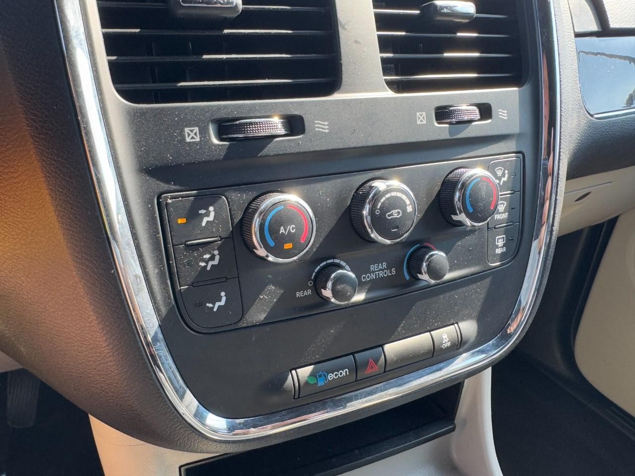 Dodge Grand Caravan Vehicle Full-screen Gallery Image 19