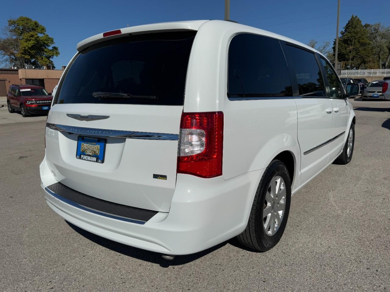 Chrysler Town & Country Vehicle Full-screen Gallery Image 03