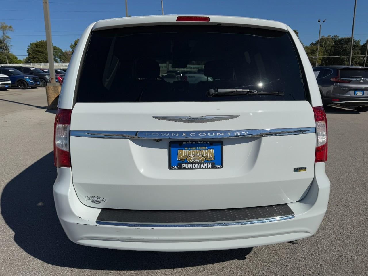 Chrysler Town & Country Vehicle Full-screen Gallery Image 04