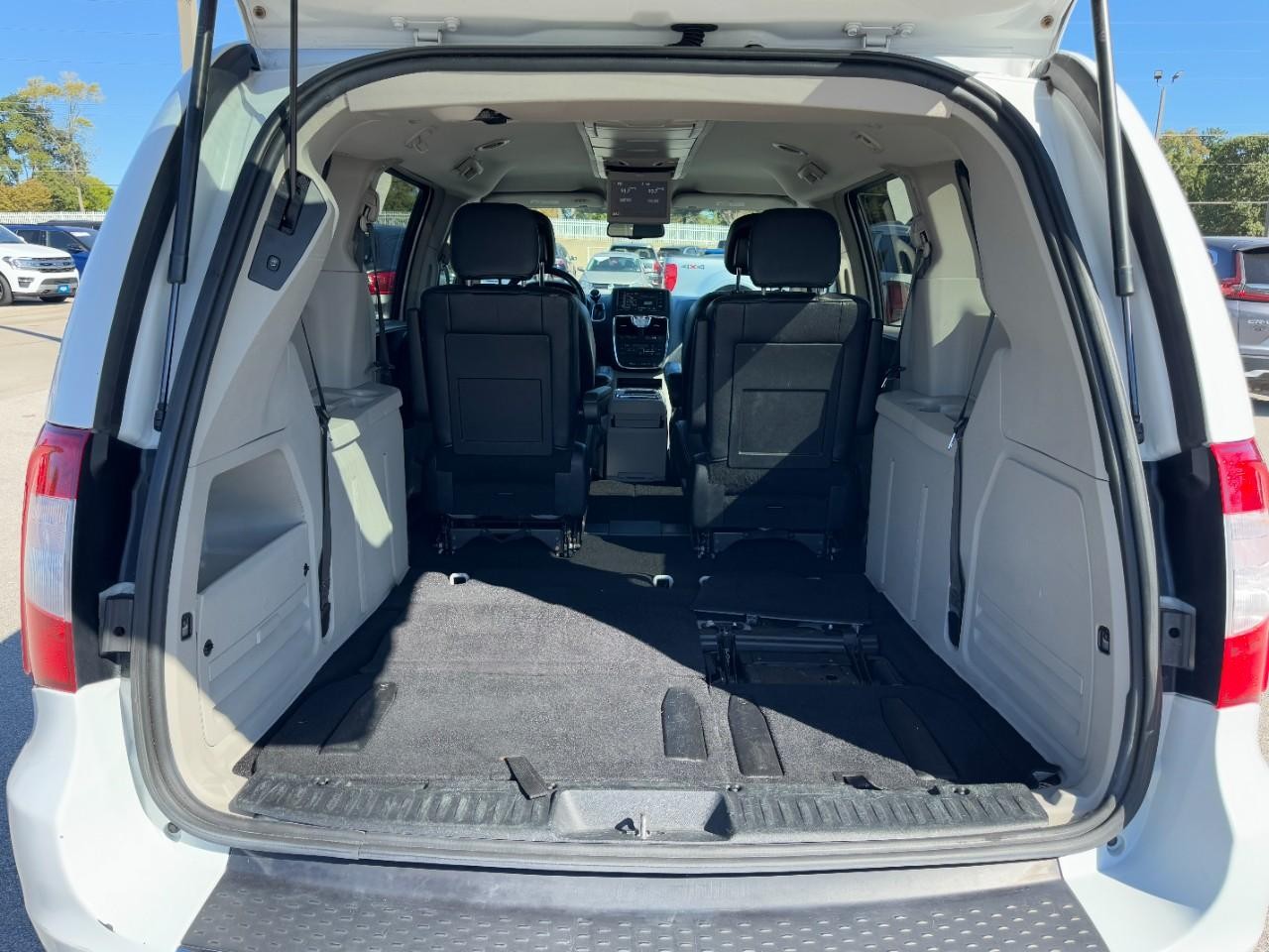 Chrysler Town & Country Vehicle Full-screen Gallery Image 06