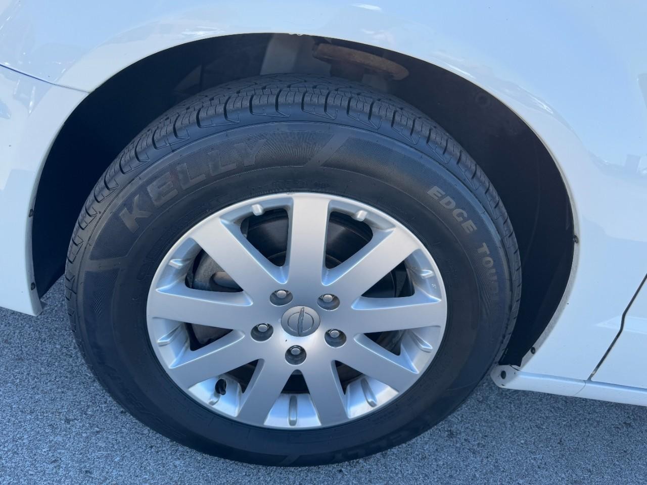 Chrysler Town & Country Vehicle Full-screen Gallery Image 07