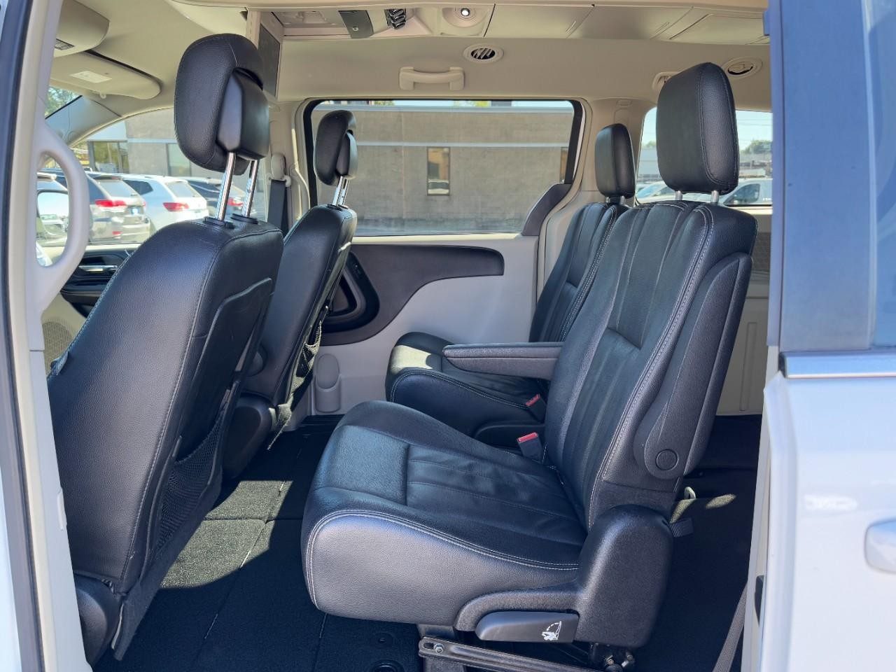 Chrysler Town & Country Vehicle Full-screen Gallery Image 10