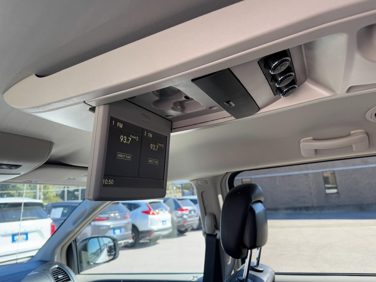 Chrysler Town & Country Vehicle Full-screen Gallery Image 11