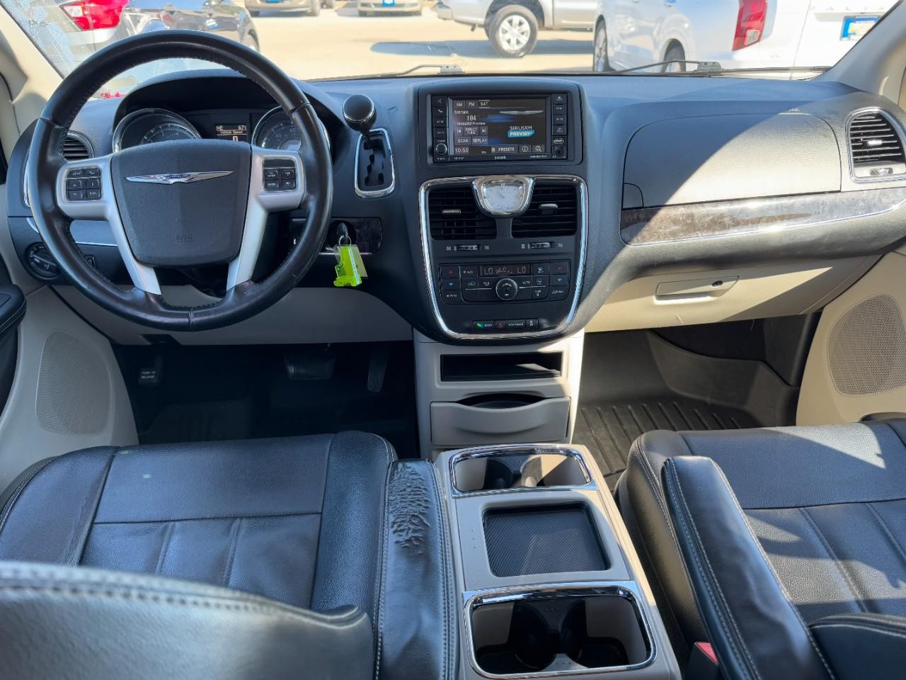 Chrysler Town & Country Vehicle Full-screen Gallery Image 12