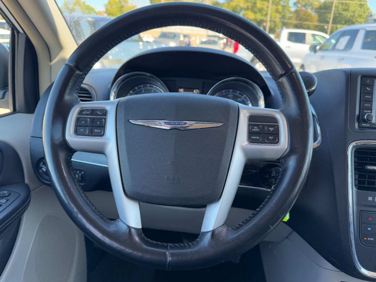 Chrysler Town & Country Vehicle Full-screen Gallery Image 13