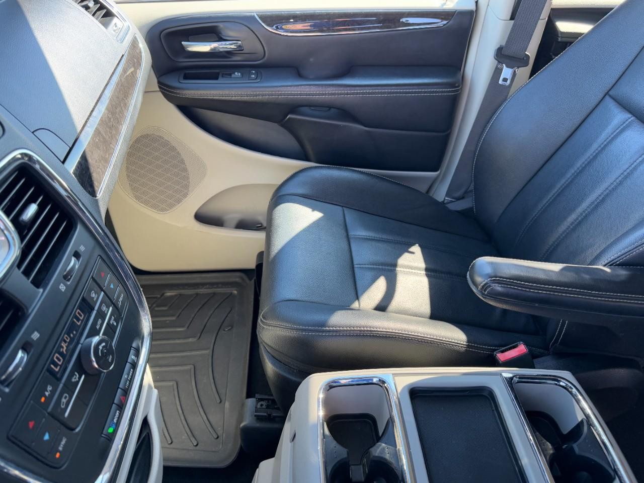 Chrysler Town & Country Vehicle Full-screen Gallery Image 14