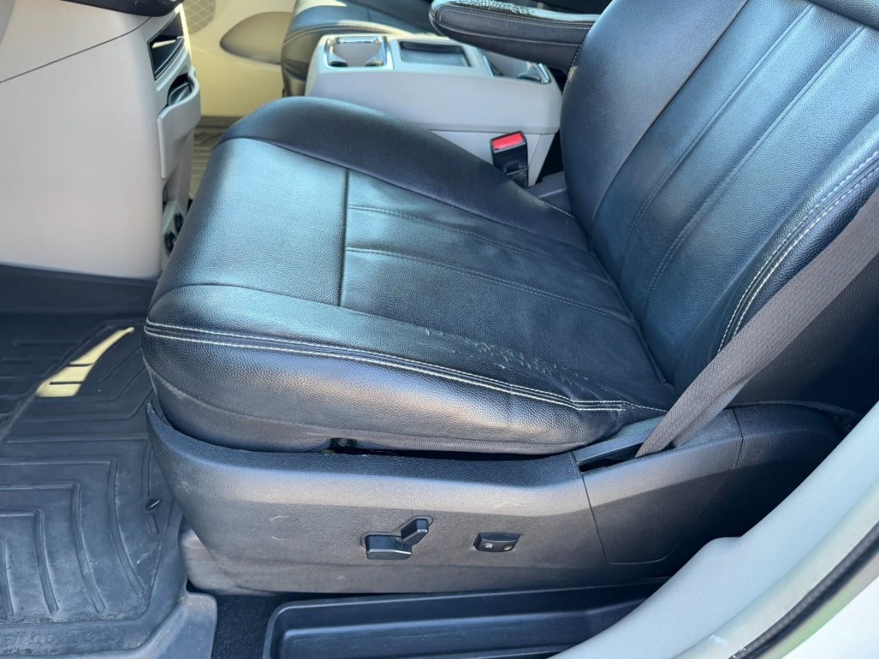 Chrysler Town & Country Vehicle Full-screen Gallery Image 15