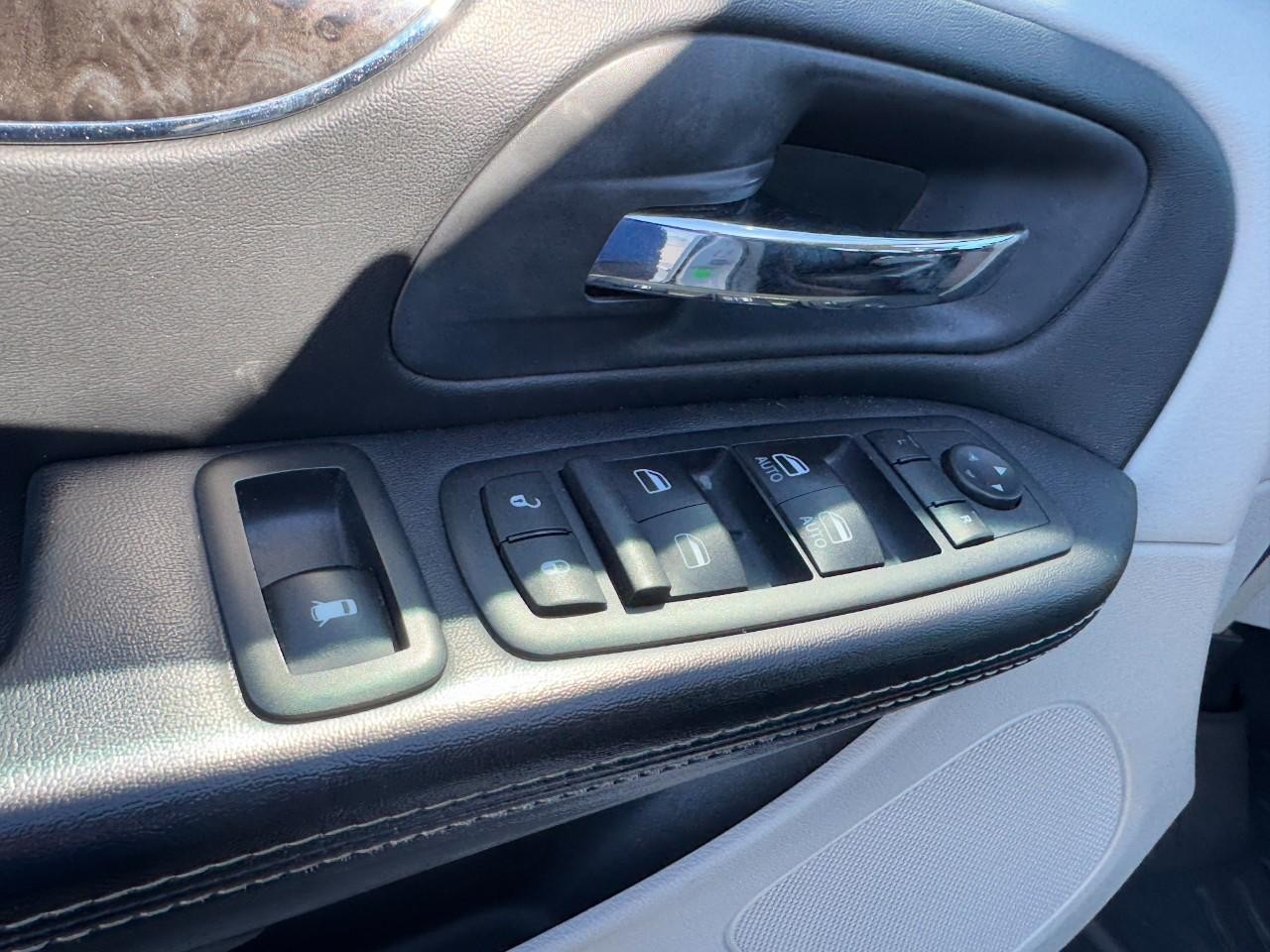 Chrysler Town & Country Vehicle Full-screen Gallery Image 16