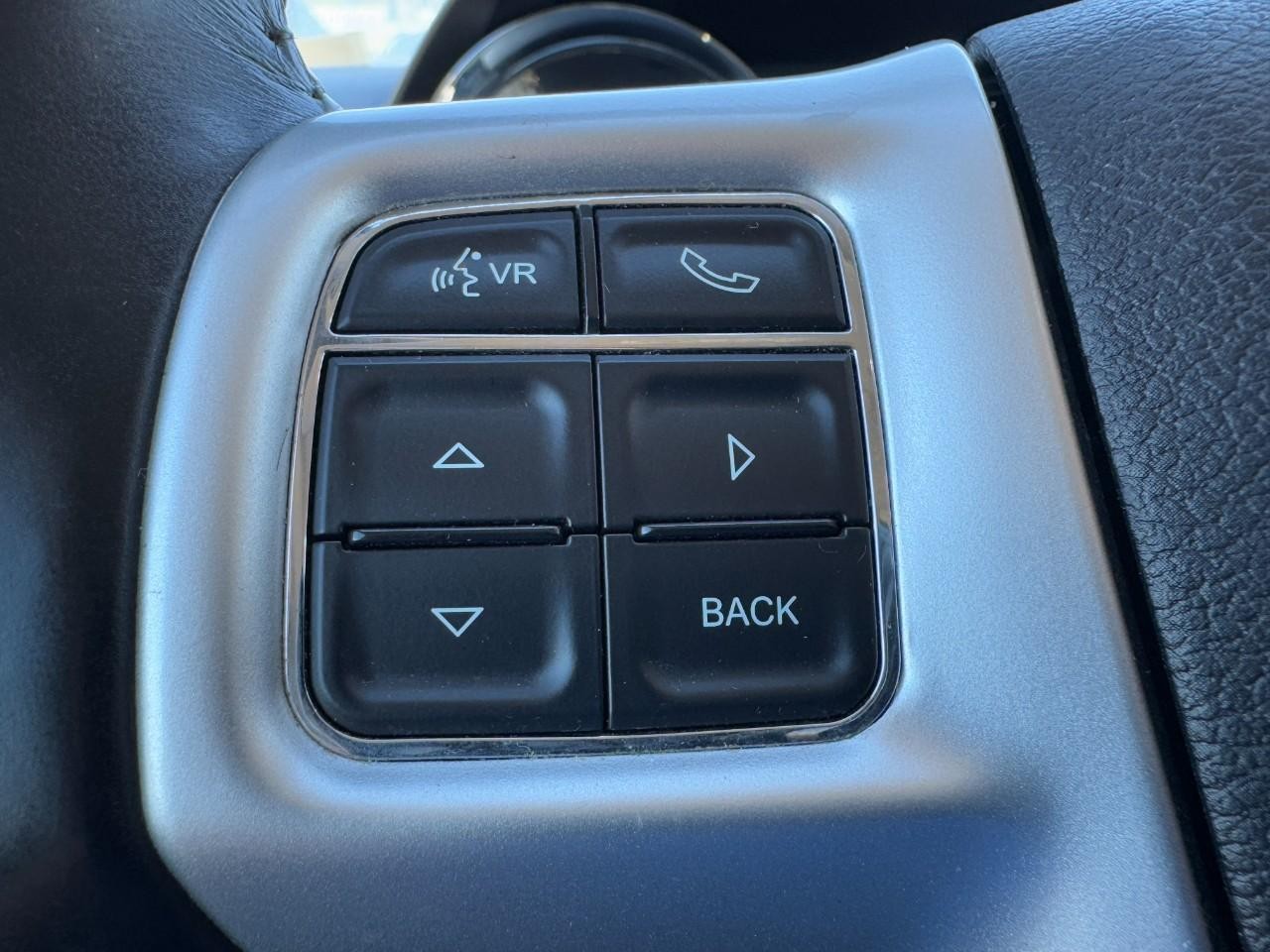 Chrysler Town & Country Vehicle Full-screen Gallery Image 17