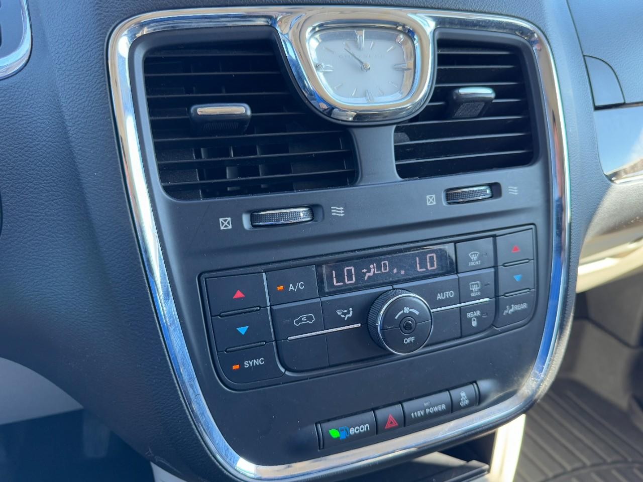 Chrysler Town & Country Vehicle Full-screen Gallery Image 19