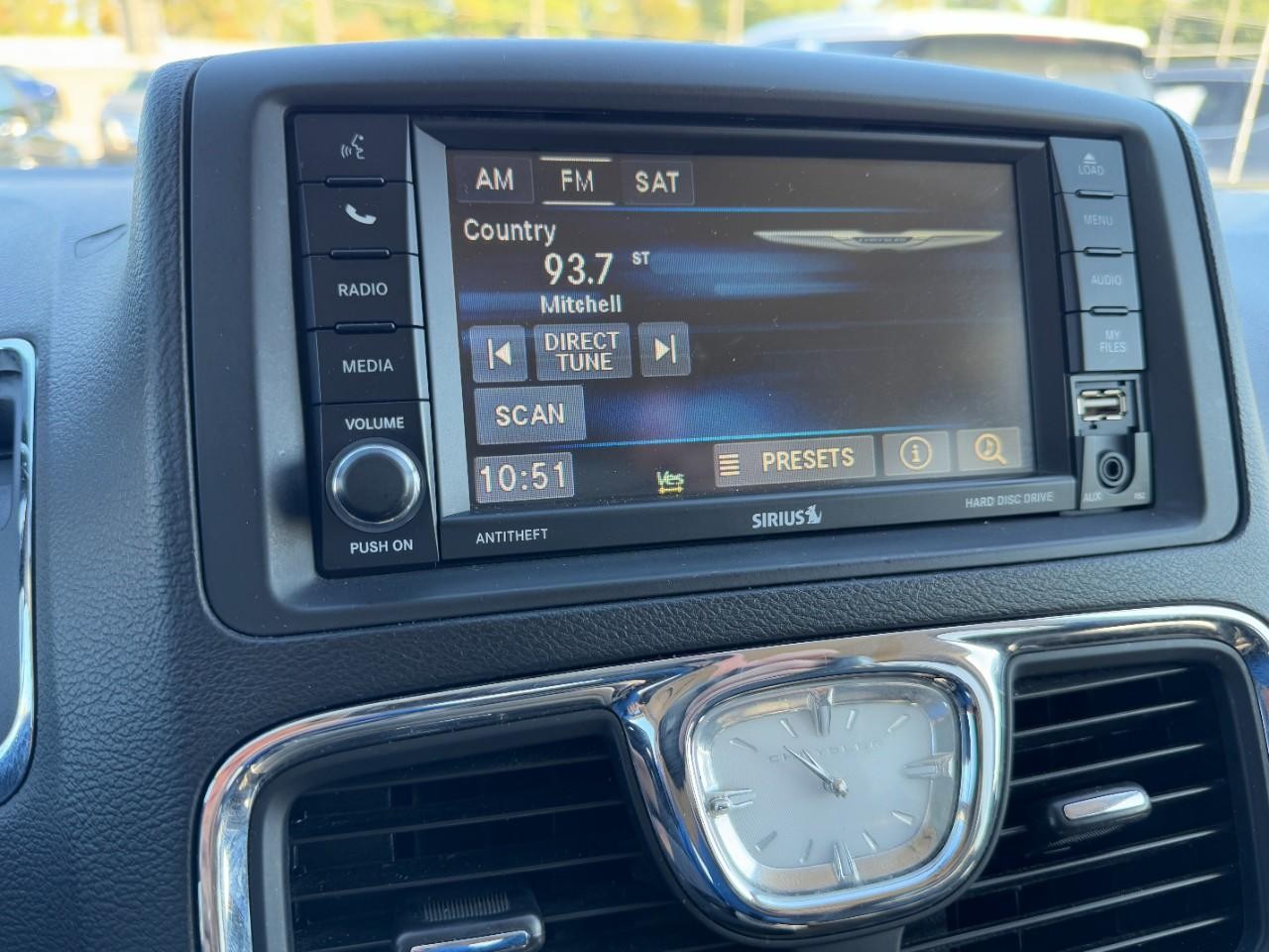 Chrysler Town & Country Vehicle Full-screen Gallery Image 20