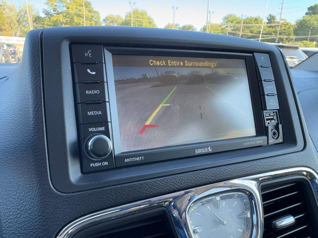 Chrysler Town & Country Vehicle Full-screen Gallery Image 21