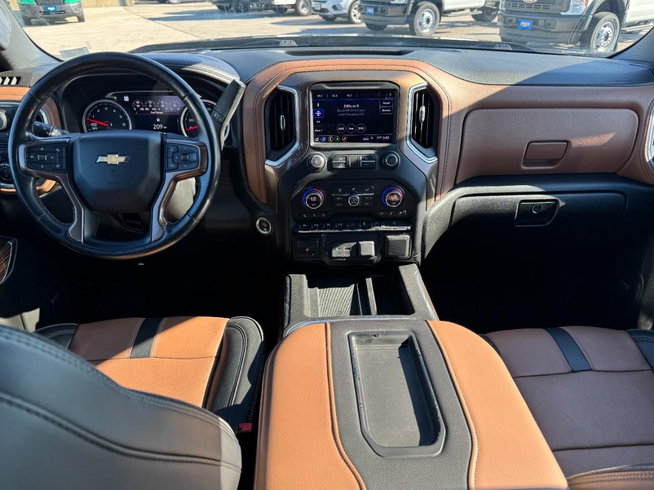 Chevrolet Silverado 1500 Vehicle Full-screen Gallery Image 12