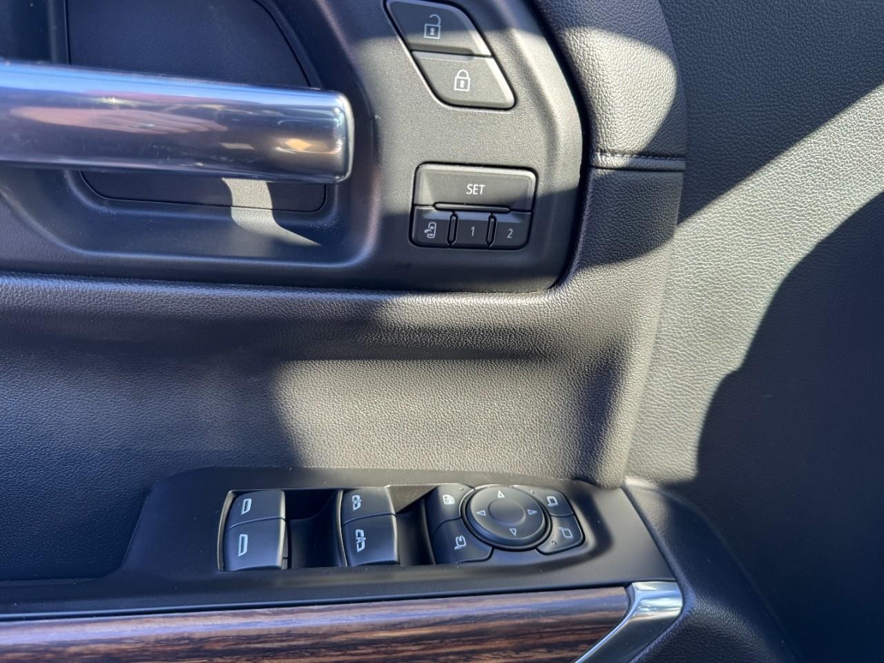 Chevrolet Silverado 1500 Vehicle Full-screen Gallery Image 16