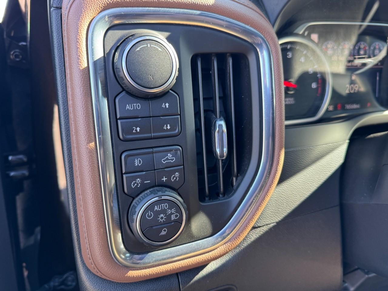 Chevrolet Silverado 1500 Vehicle Full-screen Gallery Image 17